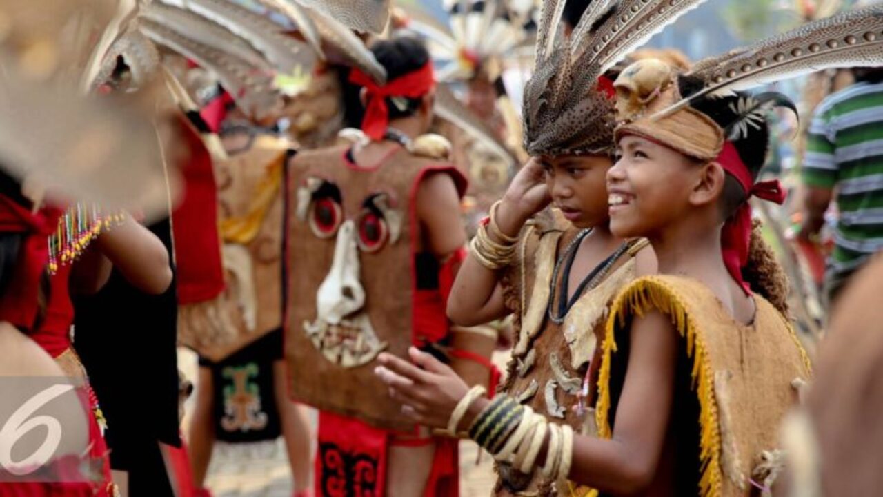 Detail Gambar Orang Dayak Laki Laki Dan Perempuan Nomer 6