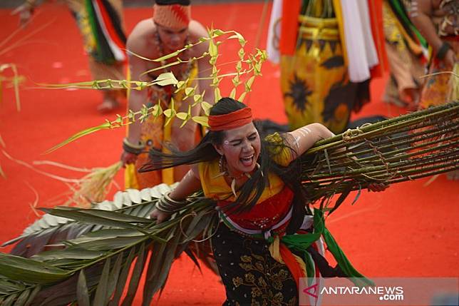 Detail Gambar Orang Dayak Laki Laki Dan Perempuan Nomer 46