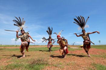 Detail Gambar Orang Dayak Laki Laki Dan Perempuan Nomer 50