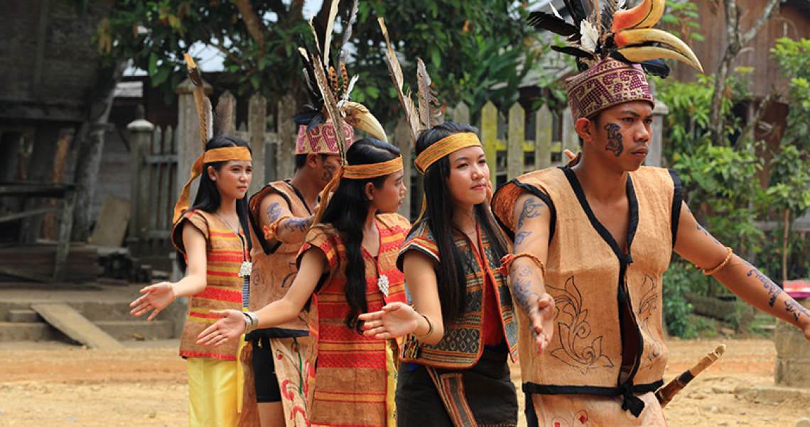 Detail Gambar Orang Dayak Laki Laki Dan Perempuan Nomer 53