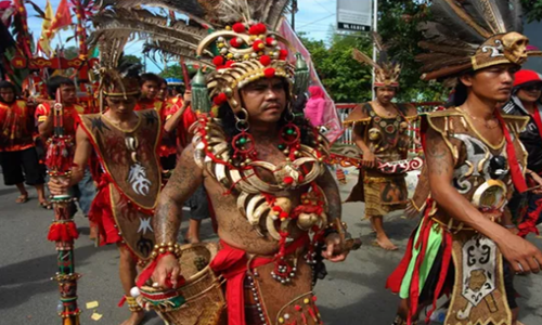 Detail Gambar Orang Dayak Laki Laki Dan Perempuan Nomer 7