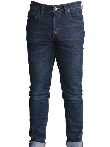 Detail Gambar Orang Dengan Celana Jeans Nomer 4