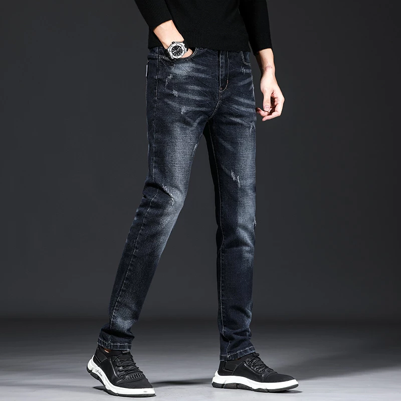 Detail Gambar Orang Dengan Celana Jeans Nomer 7