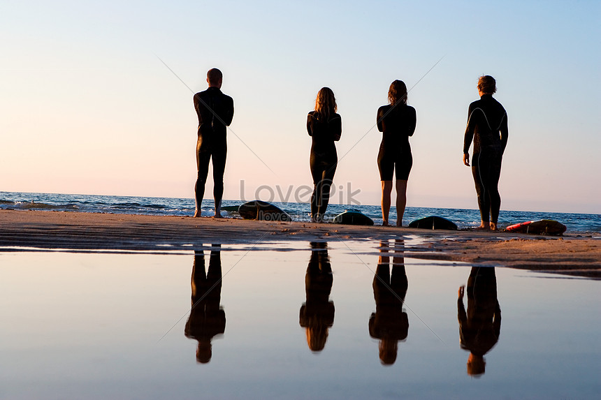 Detail Gambar Orang Di Pantai Nomer 40