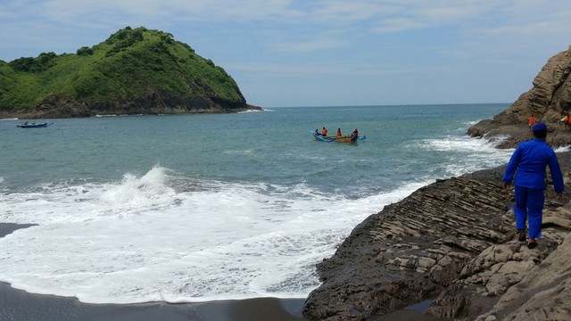 Detail Gambar Orang Di Pantai Nomer 51