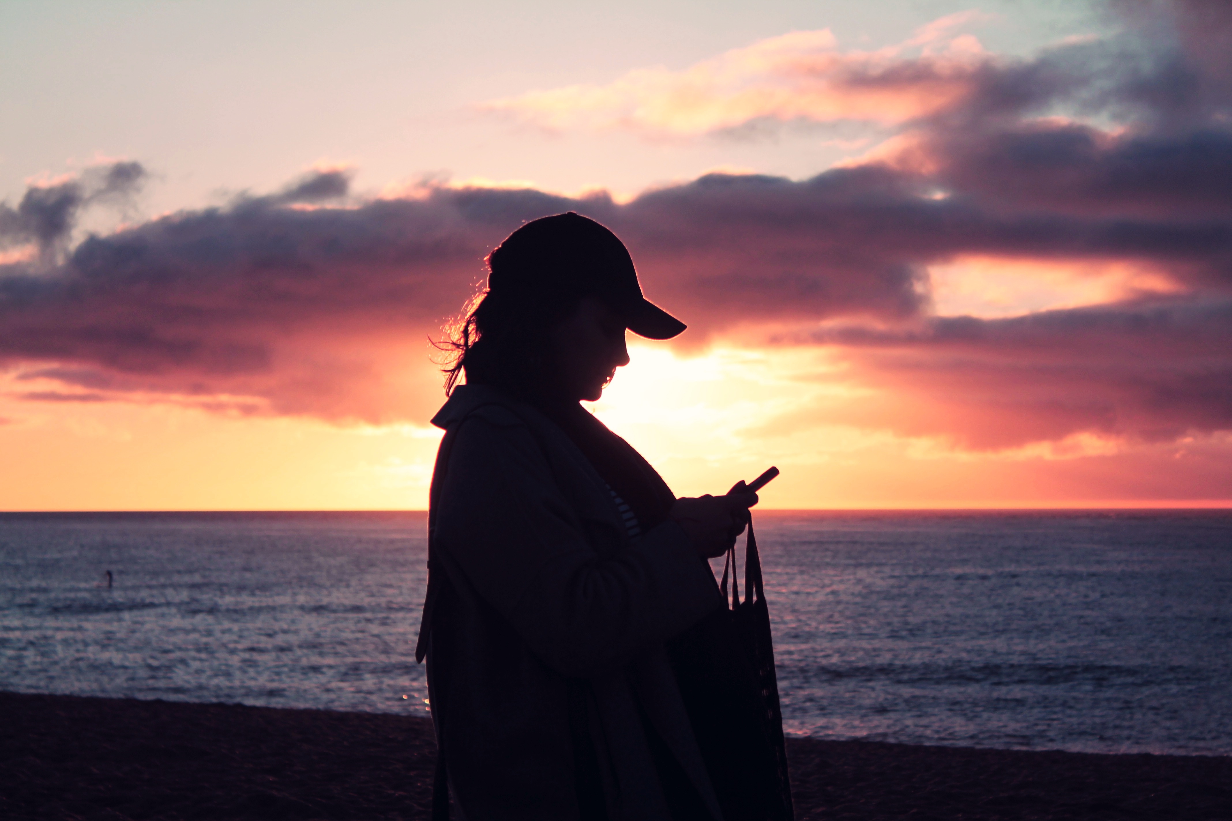 Gambar Orang Di Pantai Saat Sunset - KibrisPDR