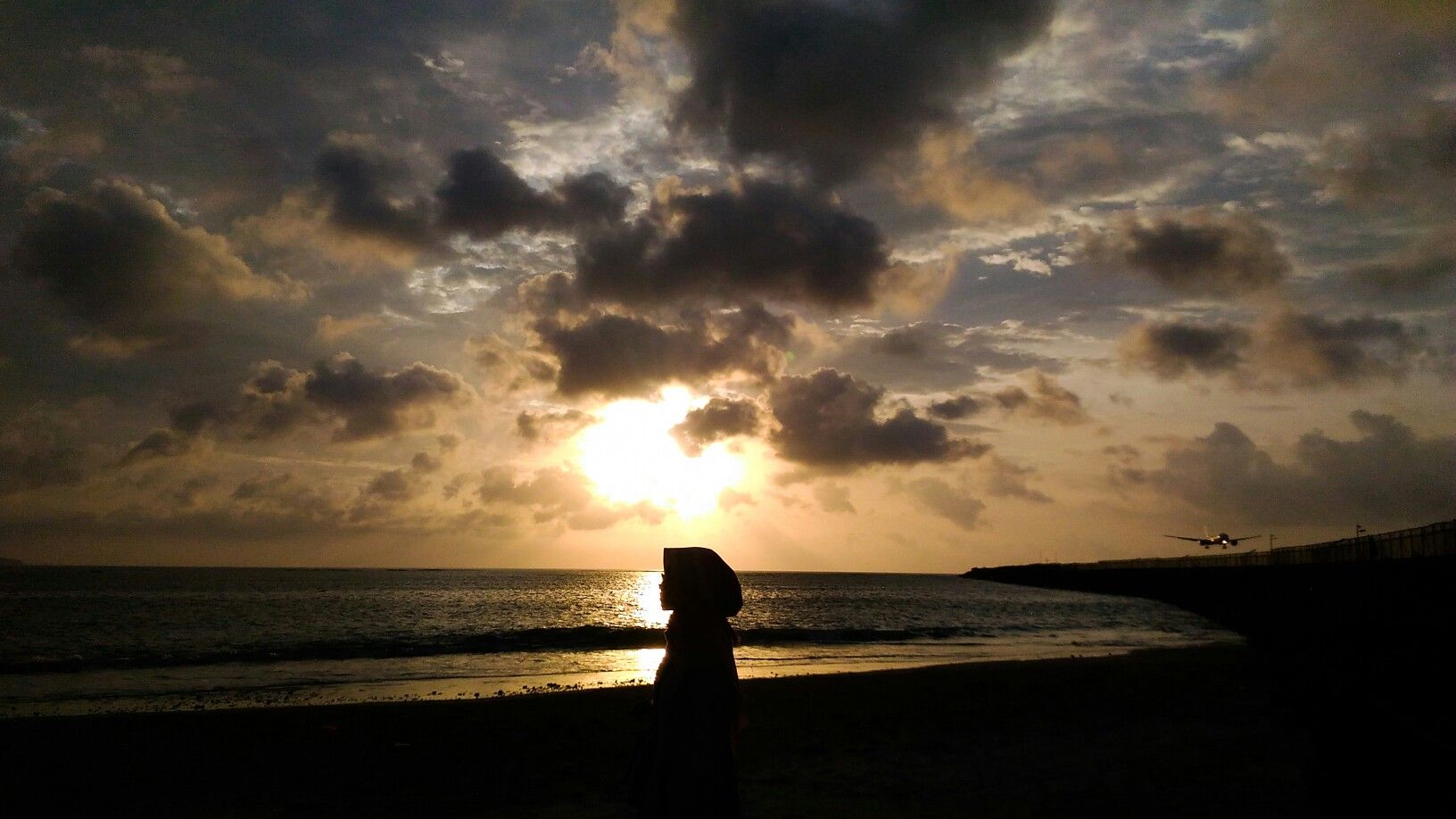 Detail Gambar Orang Di Pantai Saat Sunset Nomer 2