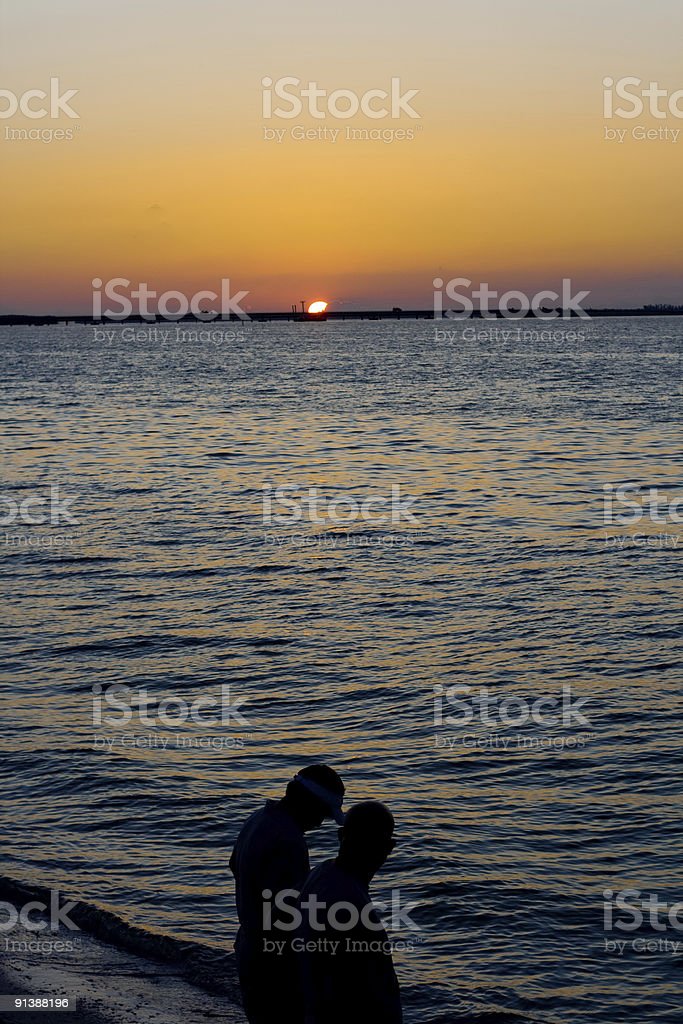 Detail Gambar Orang Di Pantai Saat Sunset Nomer 12