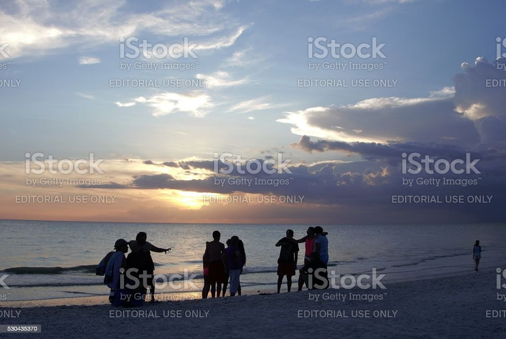 Detail Gambar Orang Di Pantai Saat Sunset Nomer 13