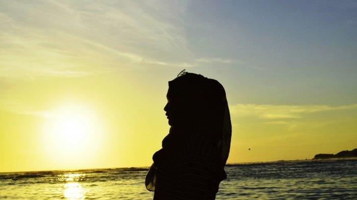 Detail Gambar Orang Di Pantai Saat Sunset Nomer 14