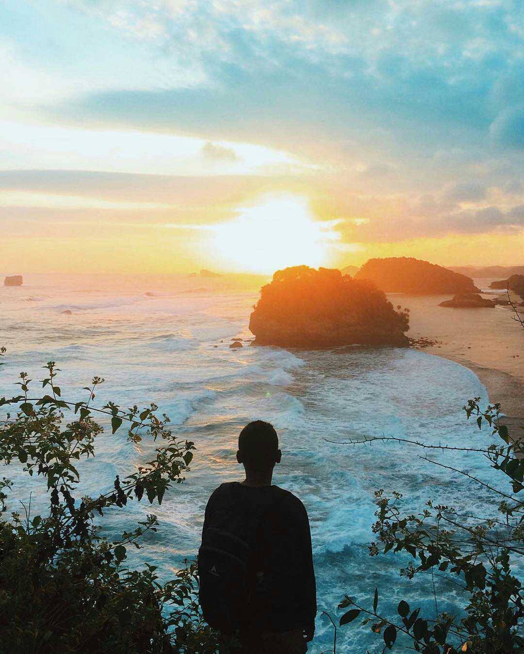 Detail Gambar Orang Di Pantai Saat Sunset Nomer 17