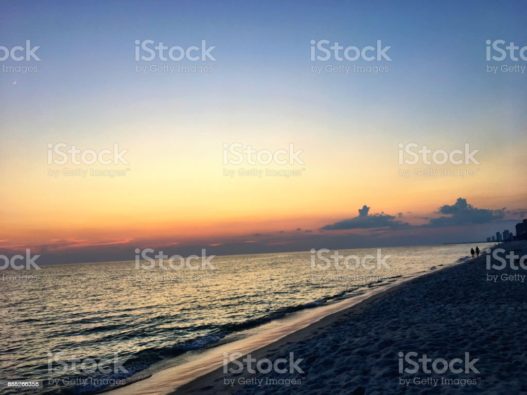 Detail Gambar Orang Di Pantai Saat Sunset Nomer 18