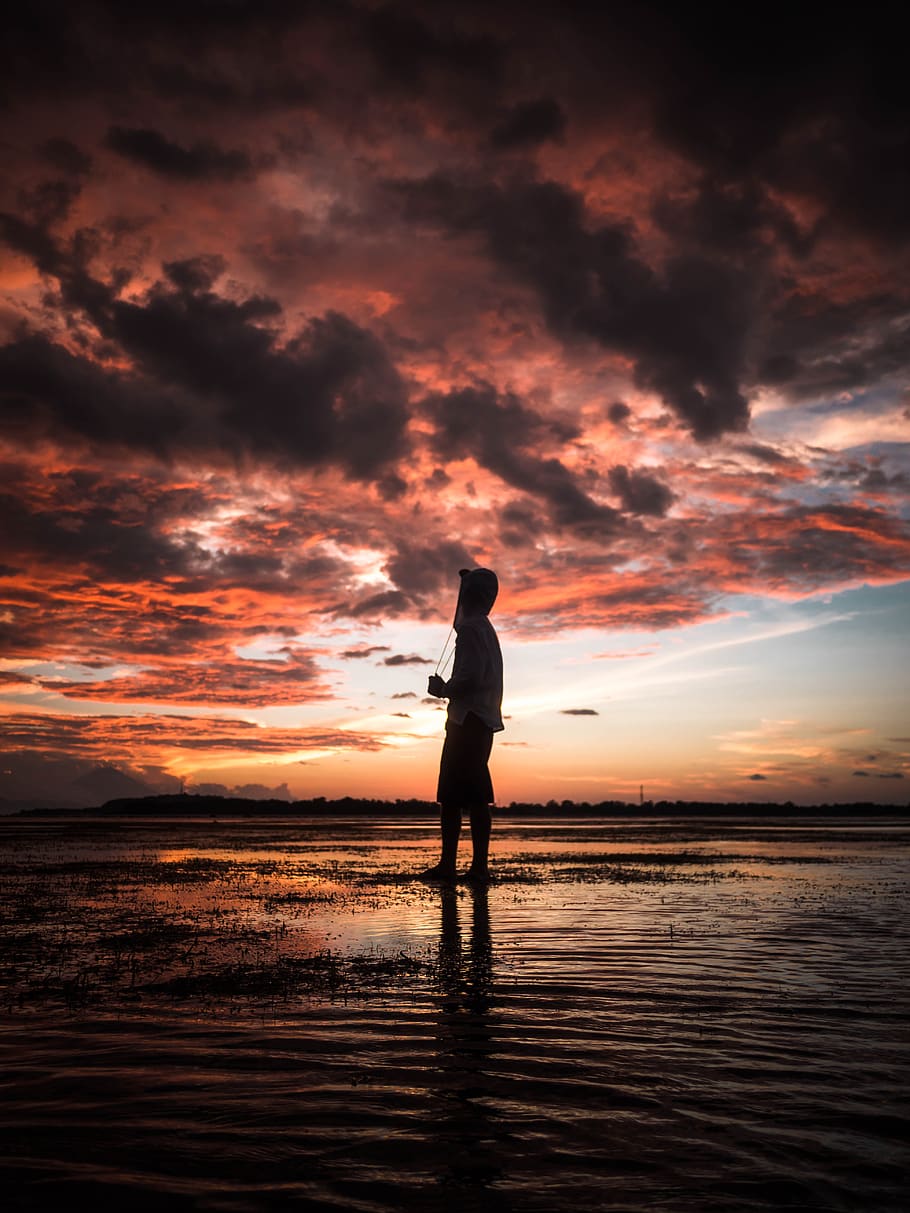 Detail Gambar Orang Di Pantai Saat Sunset Nomer 3