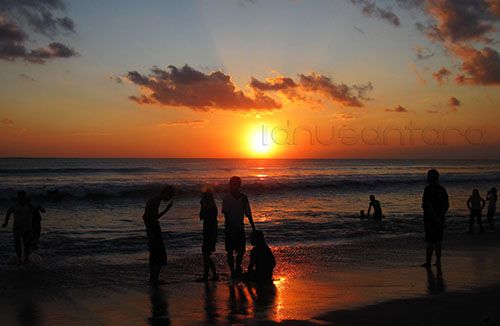 Detail Gambar Orang Di Pantai Saat Sunset Nomer 23