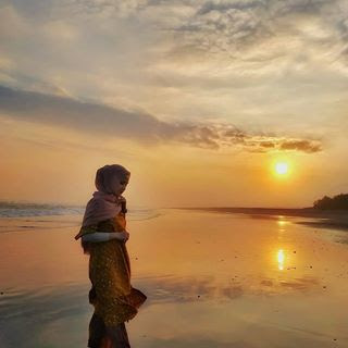 Detail Gambar Orang Di Pantai Saat Sunset Nomer 24