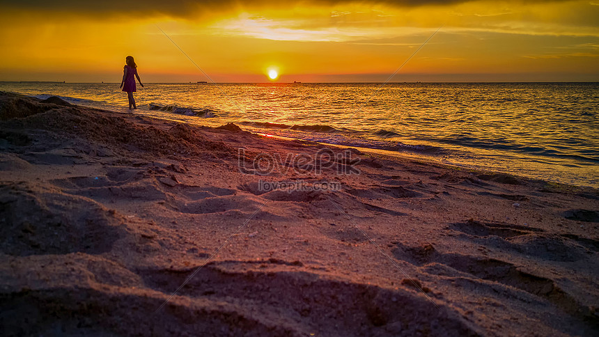 Detail Gambar Orang Di Pantai Saat Sunset Nomer 4