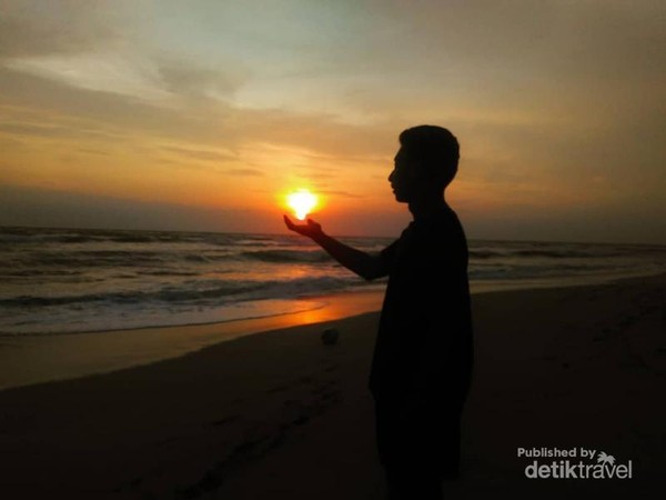 Detail Gambar Orang Di Pantai Saat Sunset Nomer 27