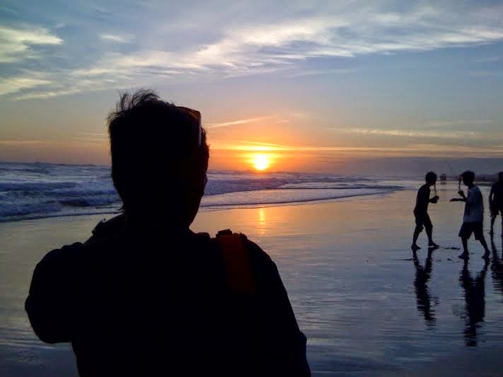 Detail Gambar Orang Di Pantai Saat Sunset Nomer 30