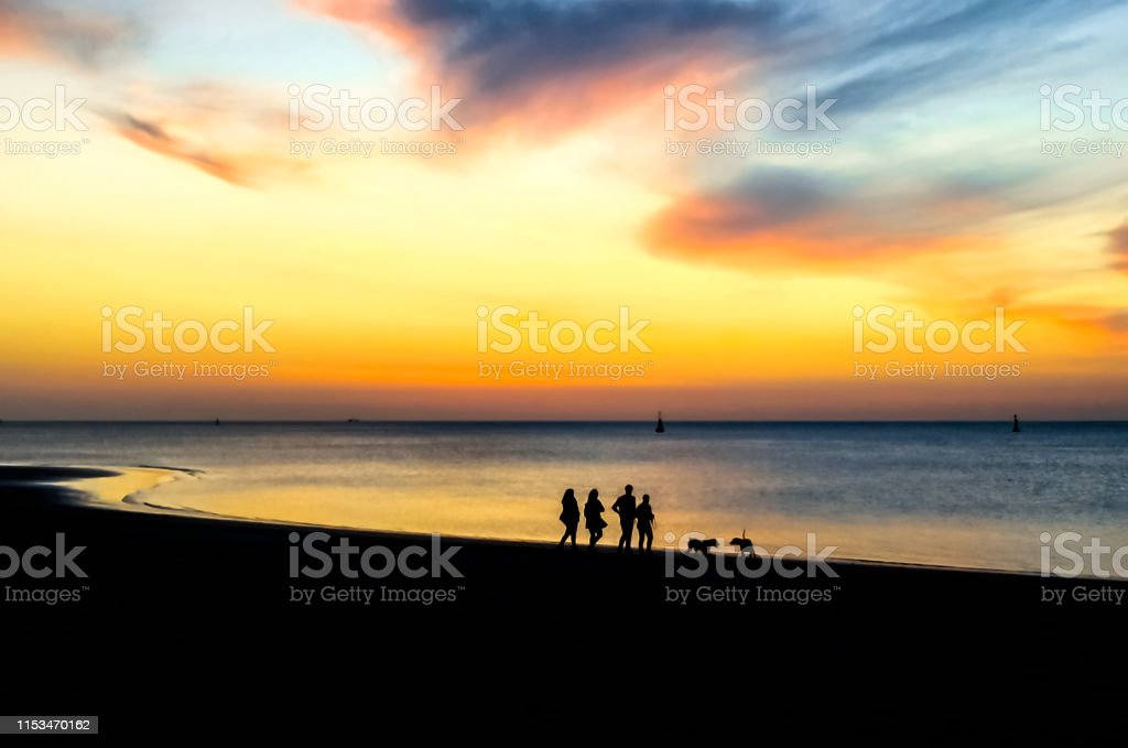 Detail Gambar Orang Di Pantai Saat Sunset Nomer 5