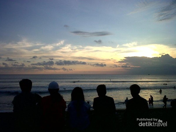 Detail Gambar Orang Di Pantai Saat Sunset Nomer 41