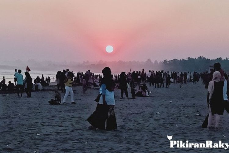 Detail Gambar Orang Di Pantai Saat Sunset Nomer 43