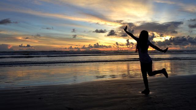 Detail Gambar Orang Di Pantai Saat Sunset Nomer 6