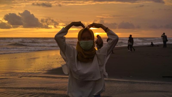 Detail Gambar Orang Di Pantai Saat Sunset Nomer 46