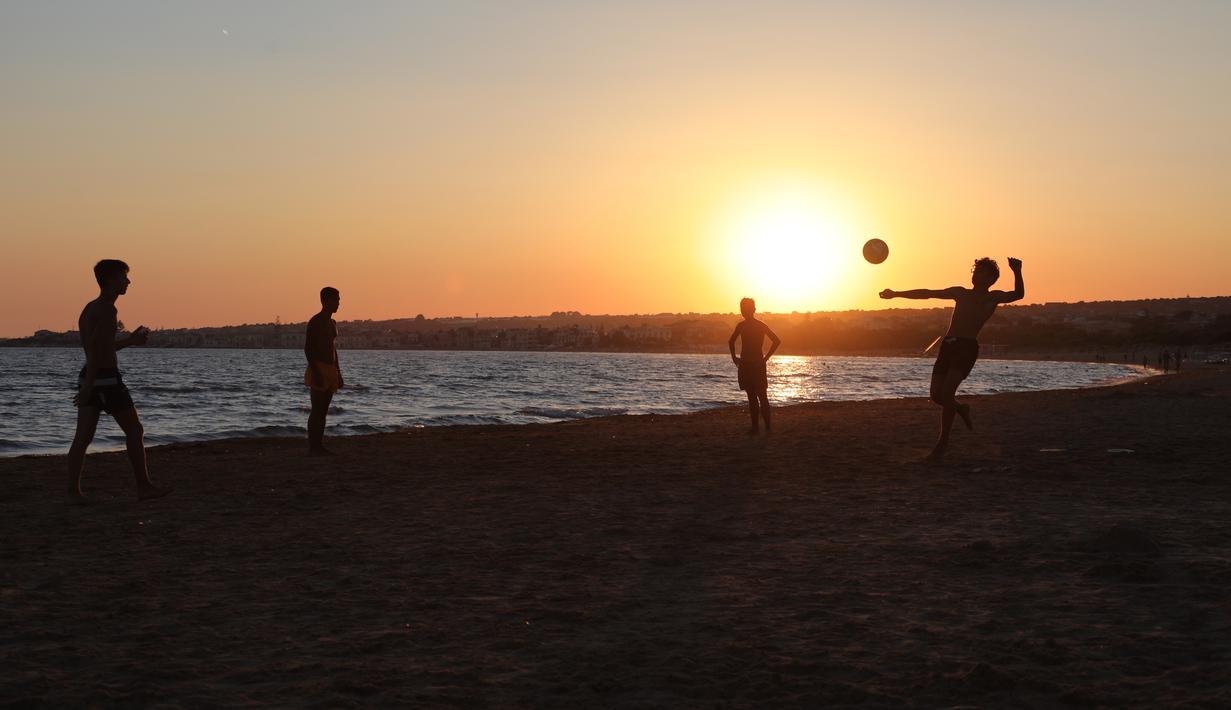 Detail Gambar Orang Di Pantai Saat Sunset Nomer 47