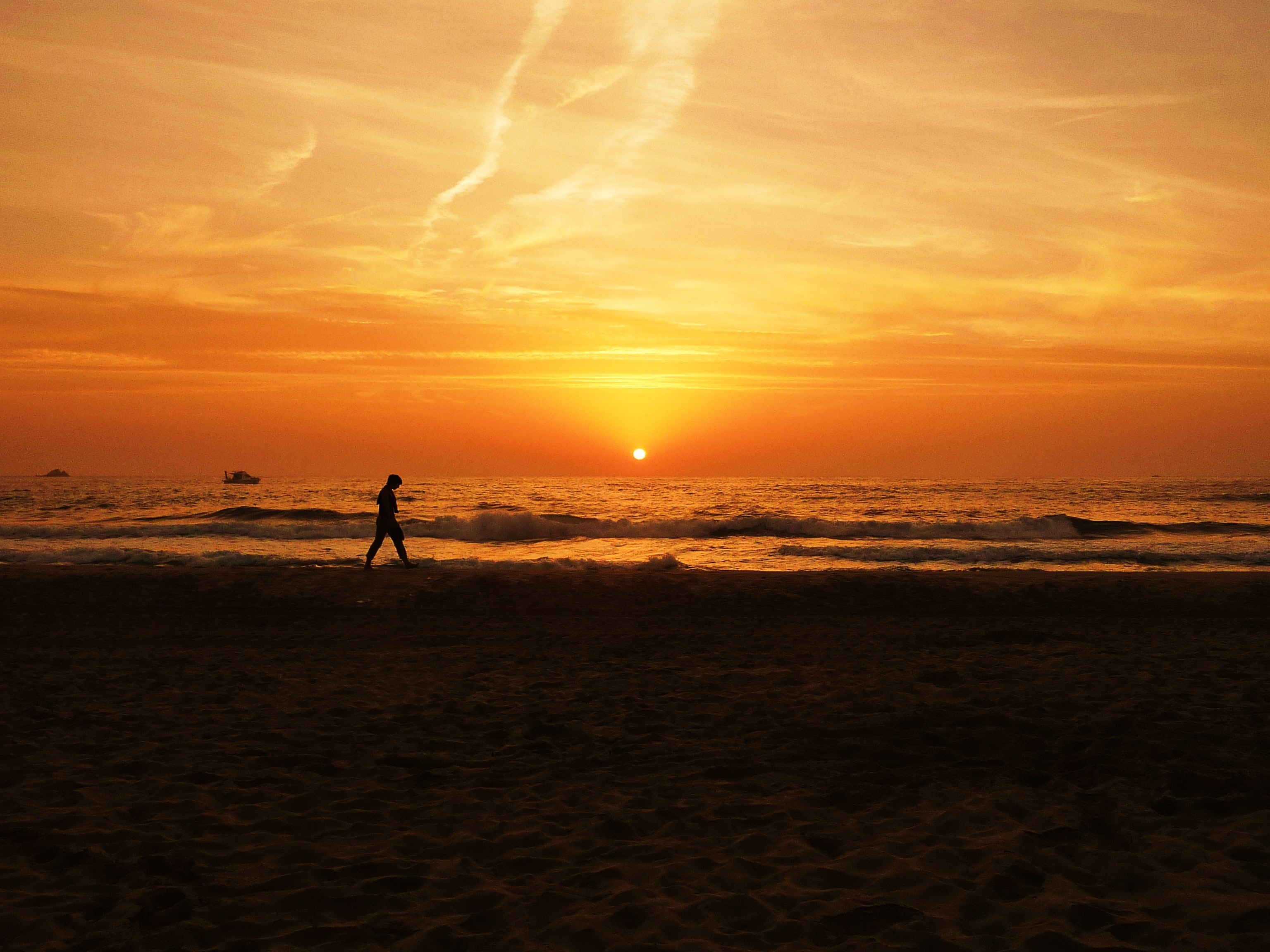 Detail Gambar Orang Di Pantai Saat Sunset Nomer 49