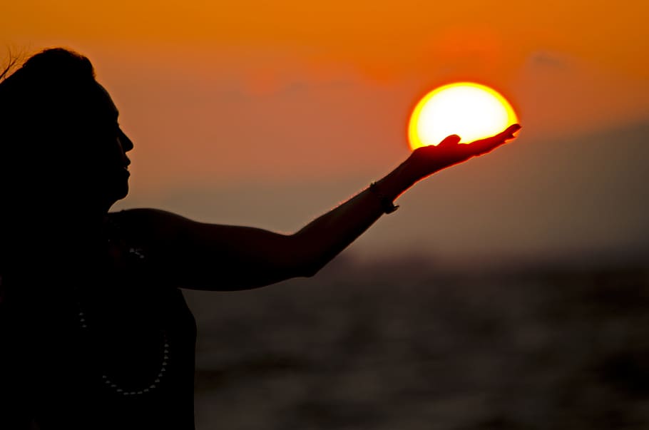 Detail Gambar Orang Di Pantai Saat Sunset Nomer 51