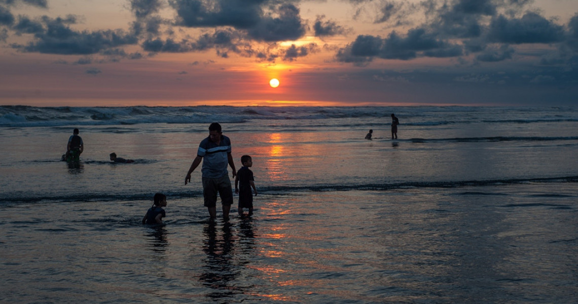 Detail Gambar Orang Di Pantai Saat Sunset Nomer 52