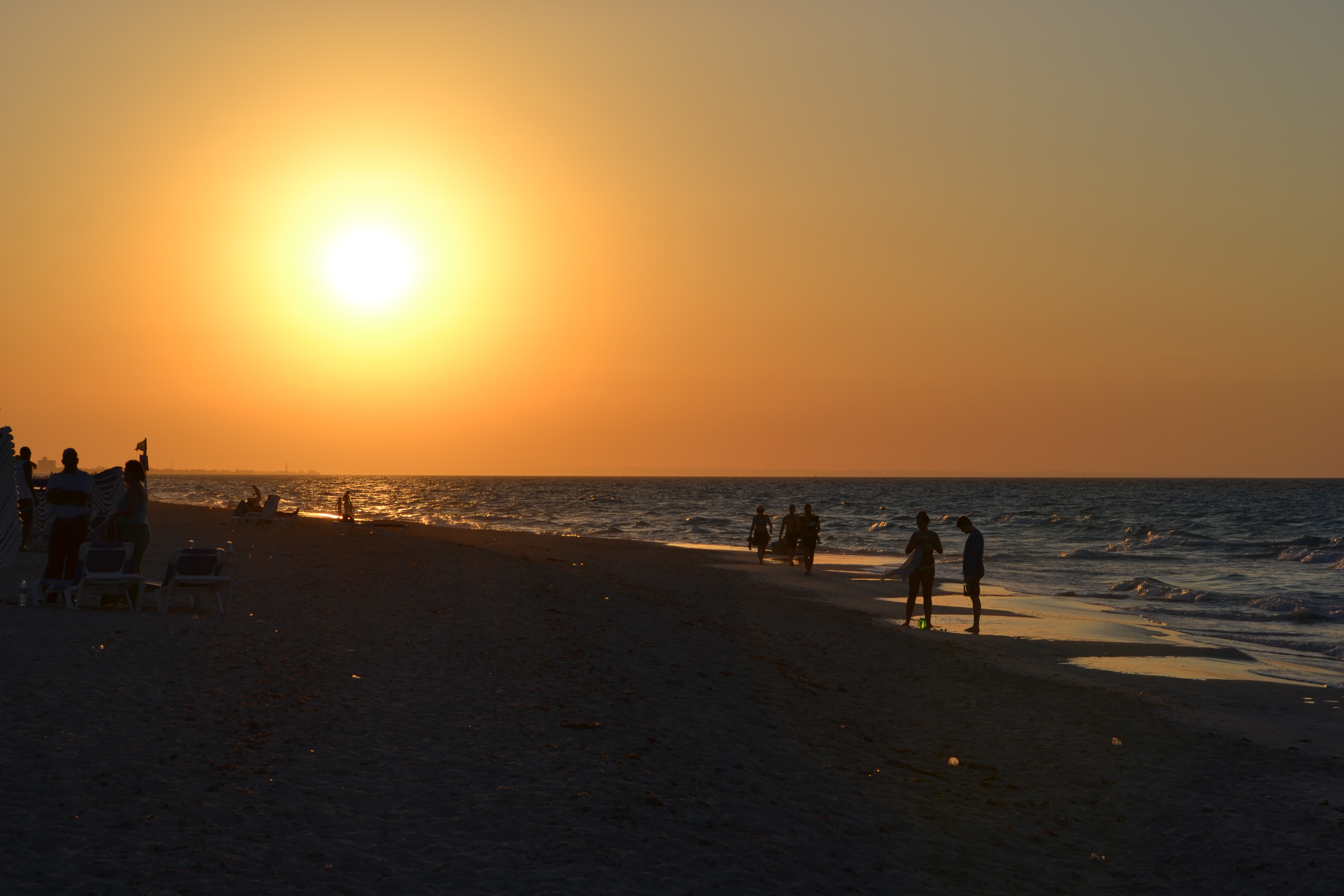 Detail Gambar Orang Di Pantai Saat Sunset Nomer 55