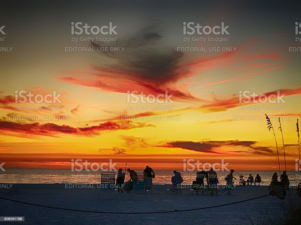 Detail Gambar Orang Di Pantai Saat Sunset Nomer 8