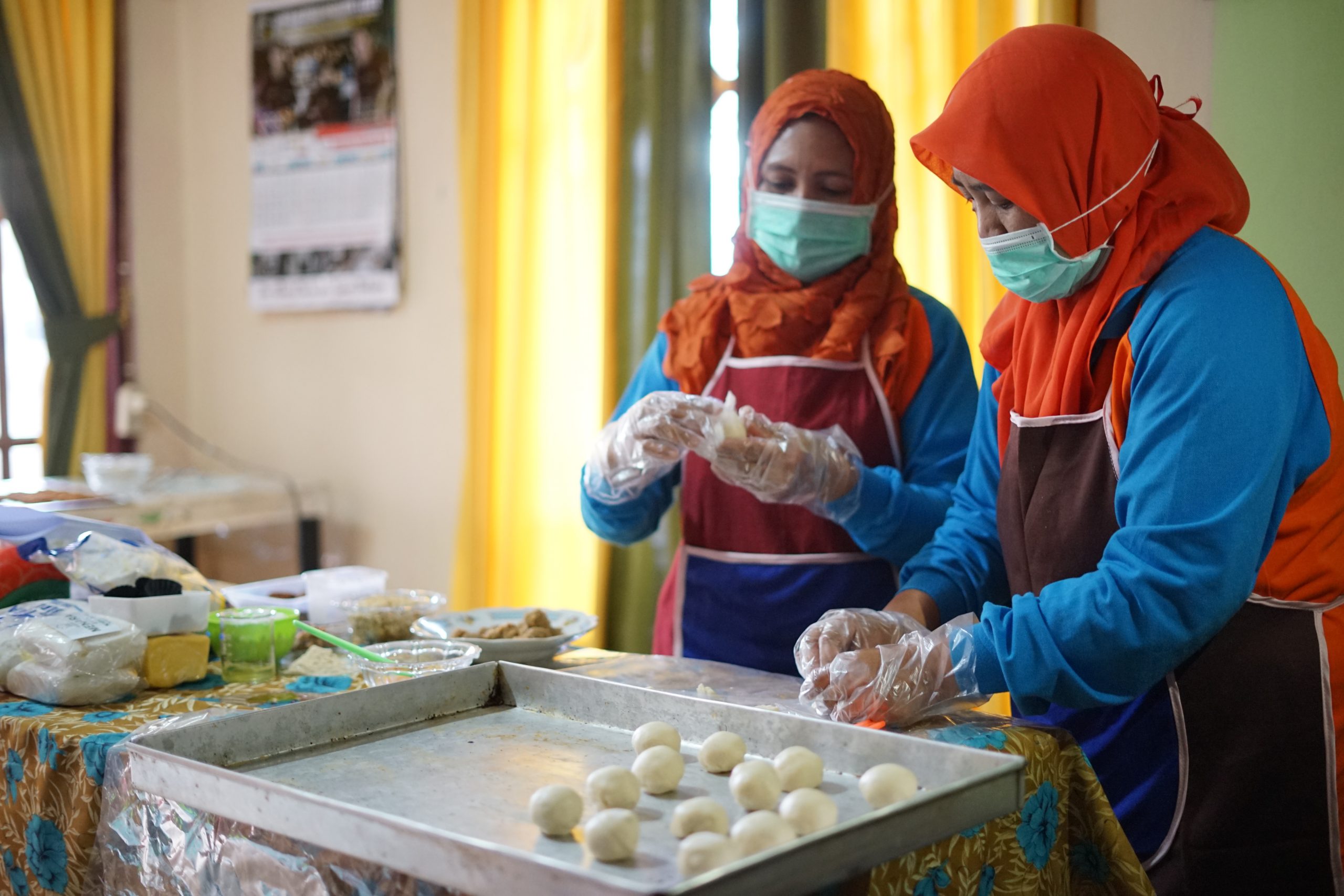 Detail Gambar Orang Di Ruang Pengolahan Makanan Nomer 13