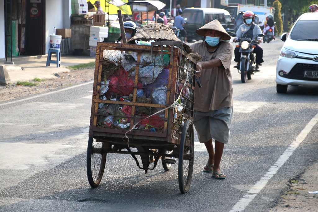 Detail Gambar Orang Dorong Gerobak Nomer 23