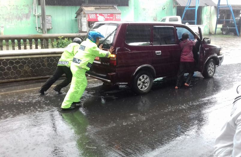 Detail Gambar Orang Dorong Mobil Nomer 14