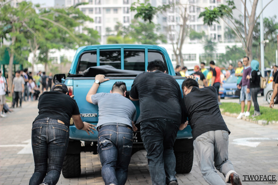 Detail Gambar Orang Dorong Mobil Nomer 47