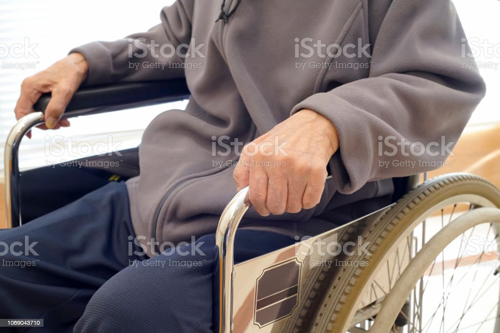 Detail Gambar Orang Duduk Di Kursi Roda Nomer 8