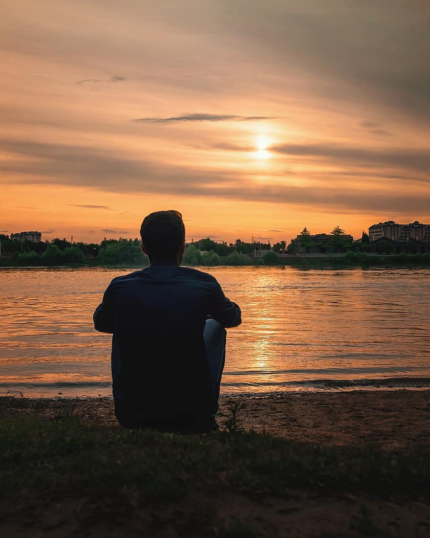 Detail Gambar Orang Duduk Di Tepi Pantai Nomer 22