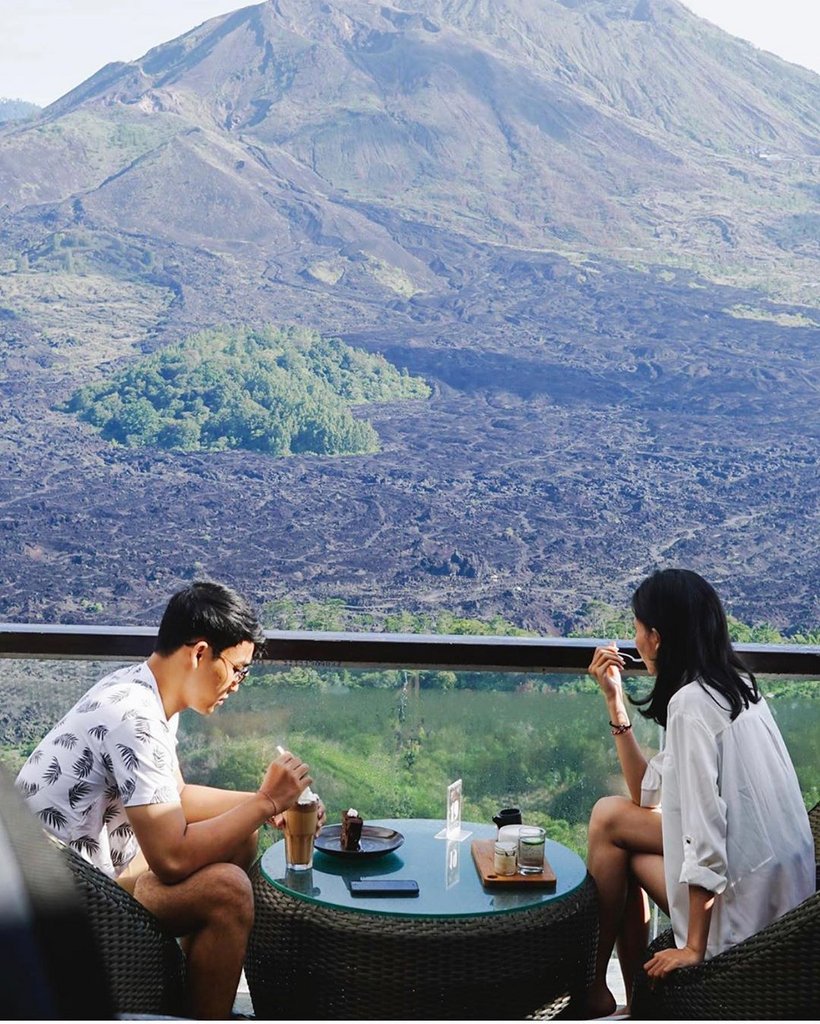 Detail Gambar Orang Duduk Menghadap Ke Belakang Di Cafe Nomer 14