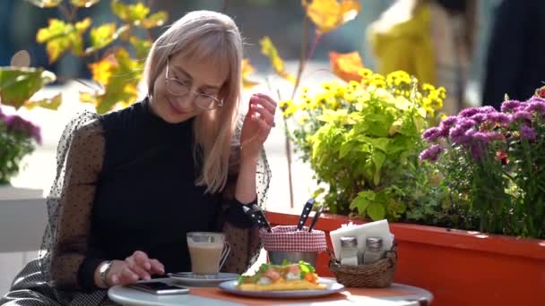 Detail Gambar Orang Duduk Menghadap Ke Belakang Di Cafe Nomer 22