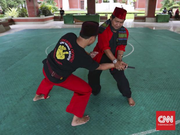 Detail Gambar Orang Duduk Silat Nomer 35