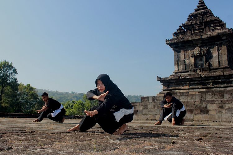 Detail Gambar Orang Duduk Silat Nomer 10