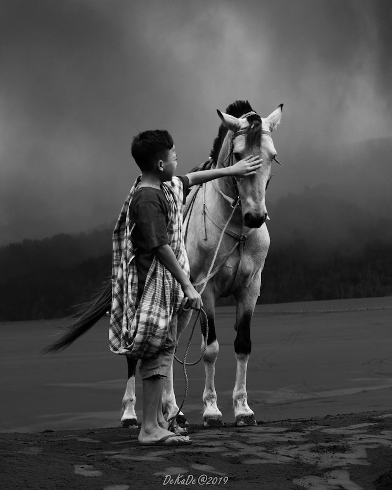 Detail Gambar Orang Fotografer Hitam Putih Nomer 2