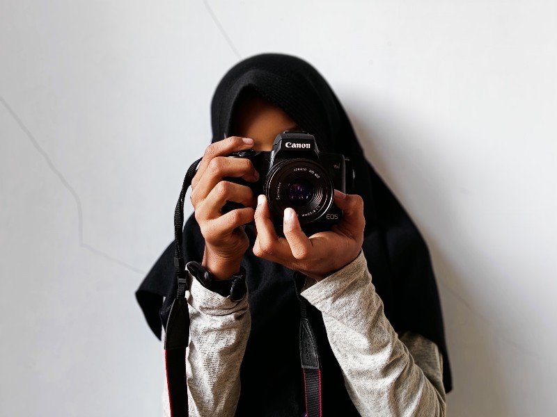 Detail Gambar Orang Fotografer Hitam Putih Nomer 42