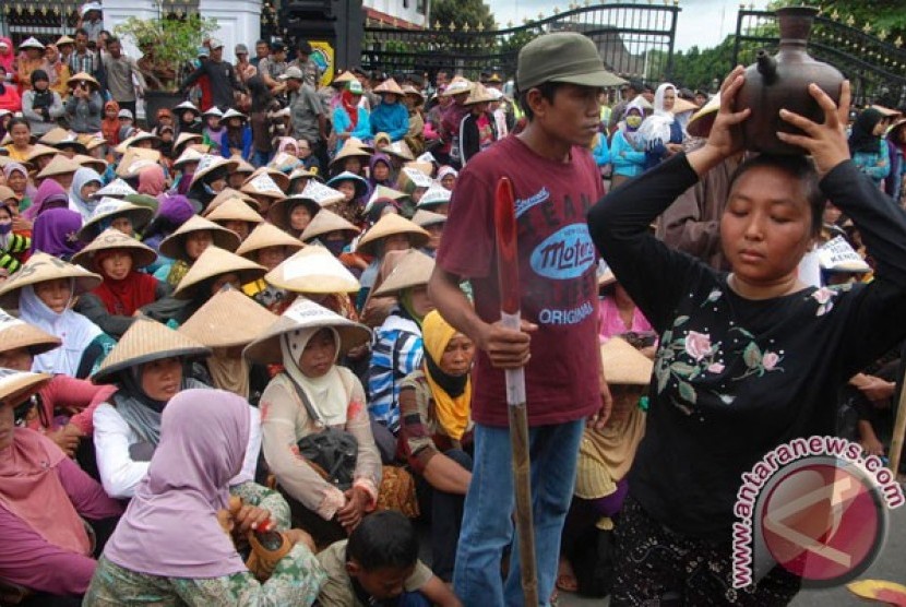 Detail Gambar Orang Islam Indonesia Dan Arab Demo Kendeng Nomer 10