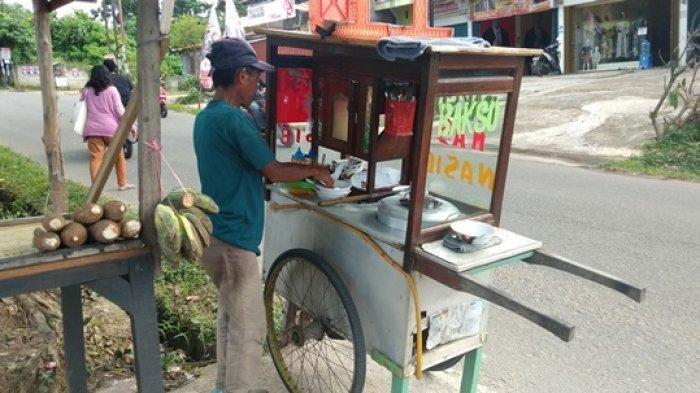 Detail Gambar Orang Jualan Bakso Nomer 14