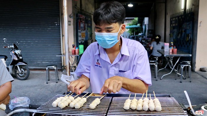 Detail Gambar Orang Jualan Bakso Nomer 9