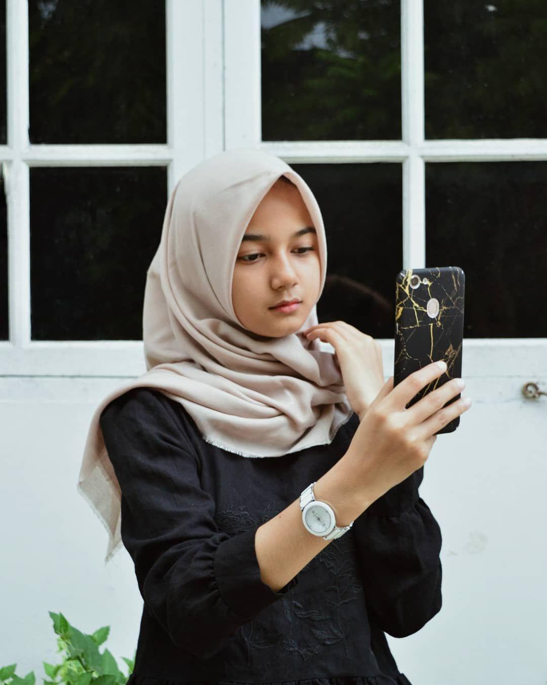 Detail Gambar Orang Lagi Telepon Nomer 19