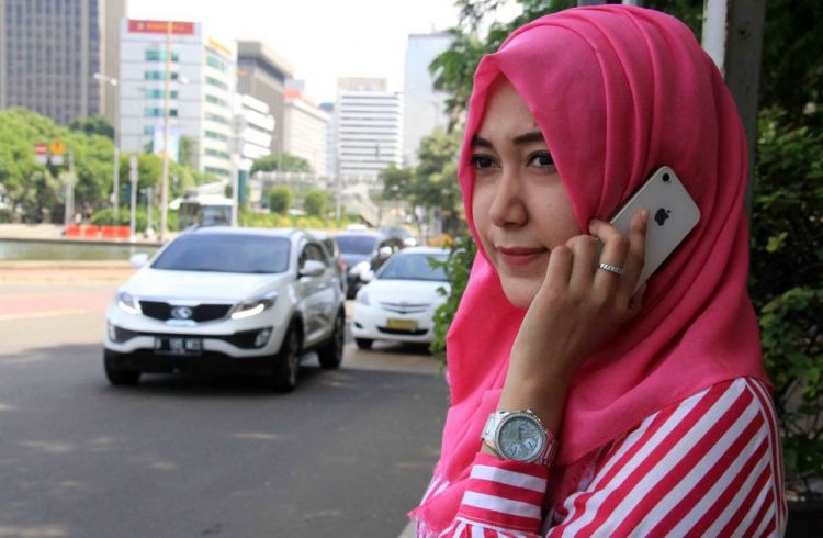 Detail Gambar Orang Lagi Telepon Nomer 22